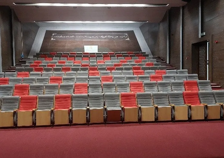سالن آمفی تئاتر (ظرفیت 170 نفر)