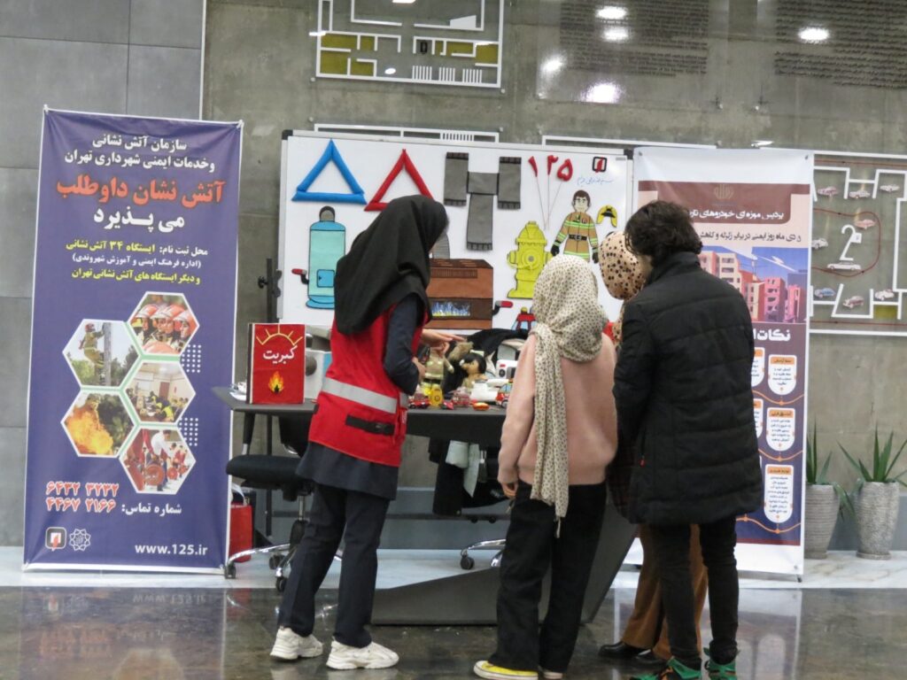 حضور مربیان آموزشی سازمان آتش نشانی در موزه خودروهای تاریخی